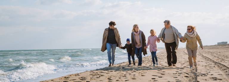 Gezin aan het strand in de herfst