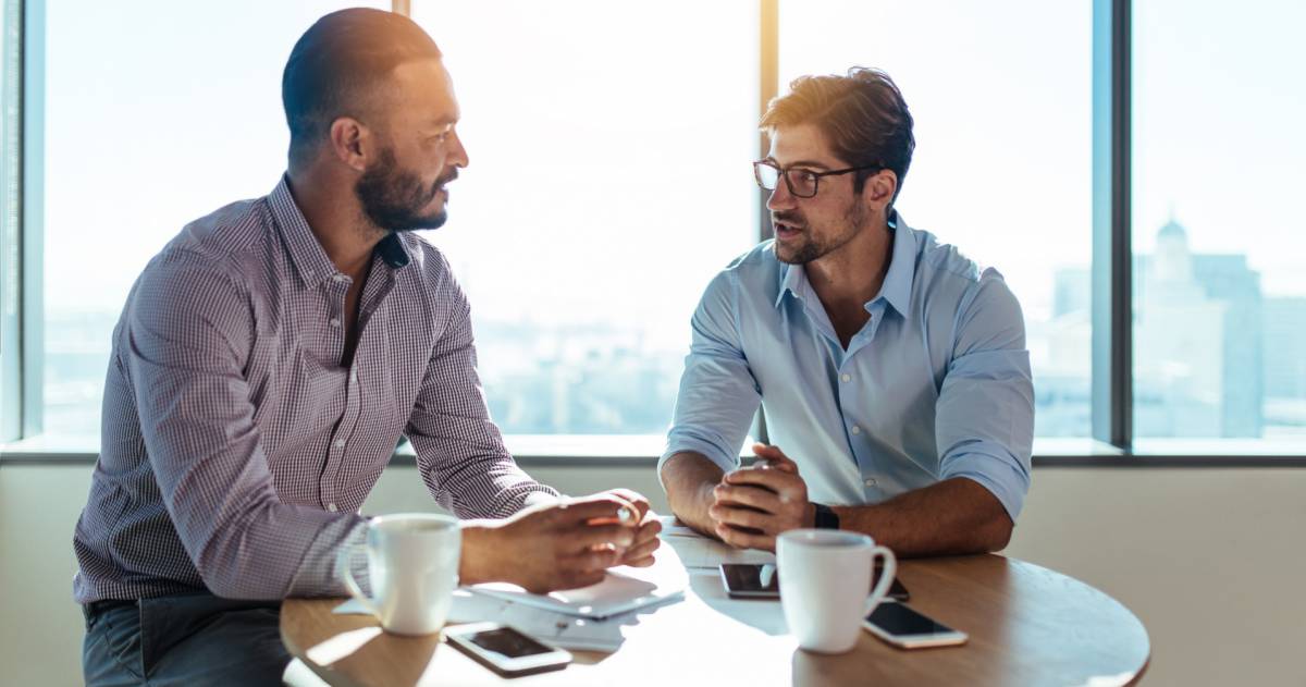 Meeting van twee mannen aan tafel