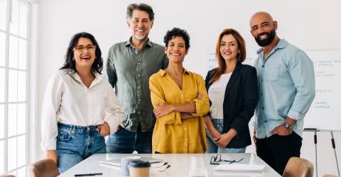 Succesvol zakelijk team dat samen staat in een bestuurskamer