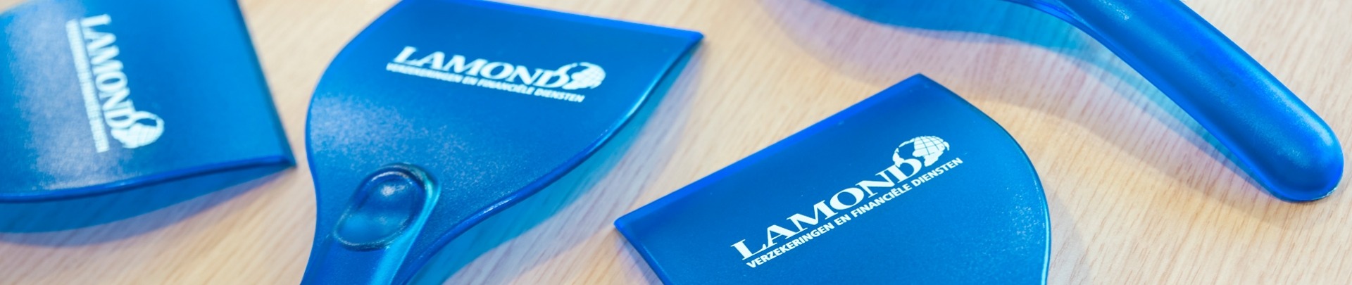 Verschillende blauwe ruitenkrabbers met daarop het logo van Lamond Verzekeringen & Financiële Diensten